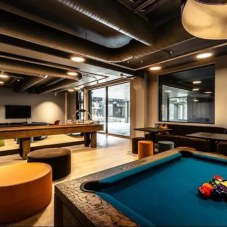 Apartment In & Out - *