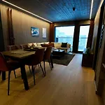 Apartment In & Out -